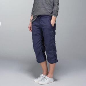 Lululemon Dance Studio Crop cadet blue crops capri pants very preloved size 8